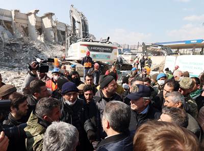 Millî Savunma Bakanı Hulusi Akar ve Sağlık Bakanı Fahrettin Koca Hatay’daki Arama-Kurtarma ve Yaşam Destek Faaliyetlerini Yerinde İnceledi