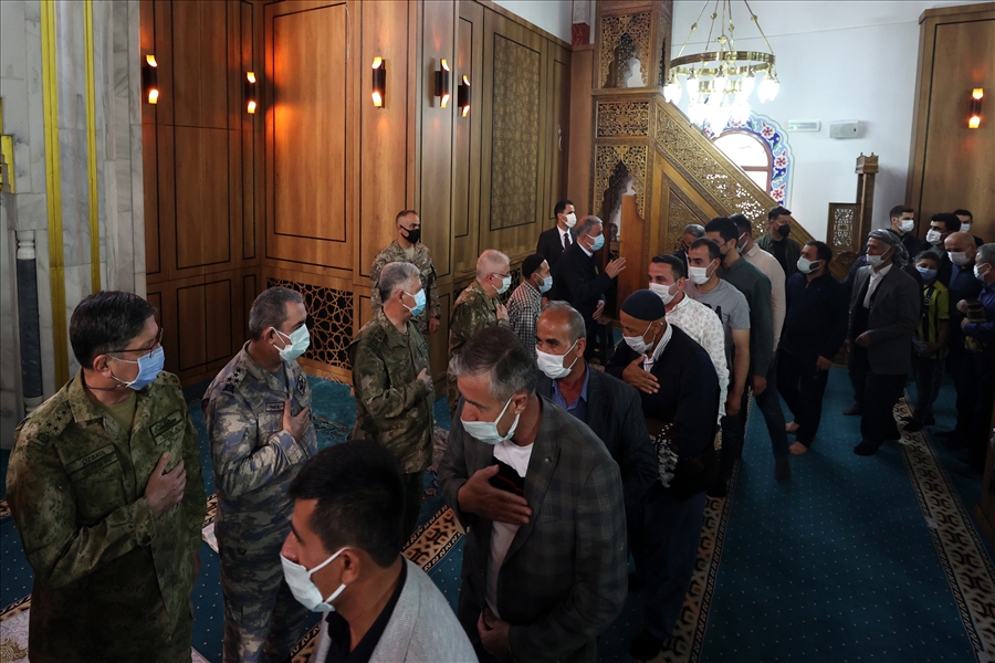 Millî Savunma Bakanı Hulusi Akar ve TSK Komuta Kademesi Bayram Namazını Şırnak’ta Vatandaşlarımızla Beraber Kıldı