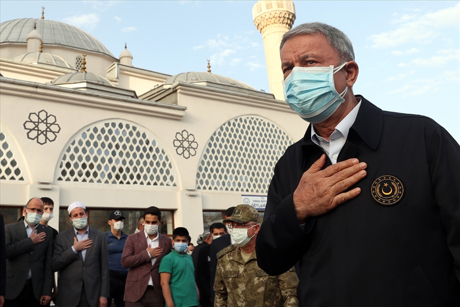 Millî Savunma Bakanı Hulusi Akar ve TSK Komuta Kademesi Bayram Namazını Şırnak’ta Vatandaşlarımızla Beraber Kıldı