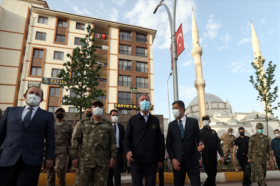 Millî Savunma Bakanı Hulusi Akar ve TSK Komuta Kademesi Bayram Namazını Şırnak’ta Vatandaşlarımızla Beraber Kıldı