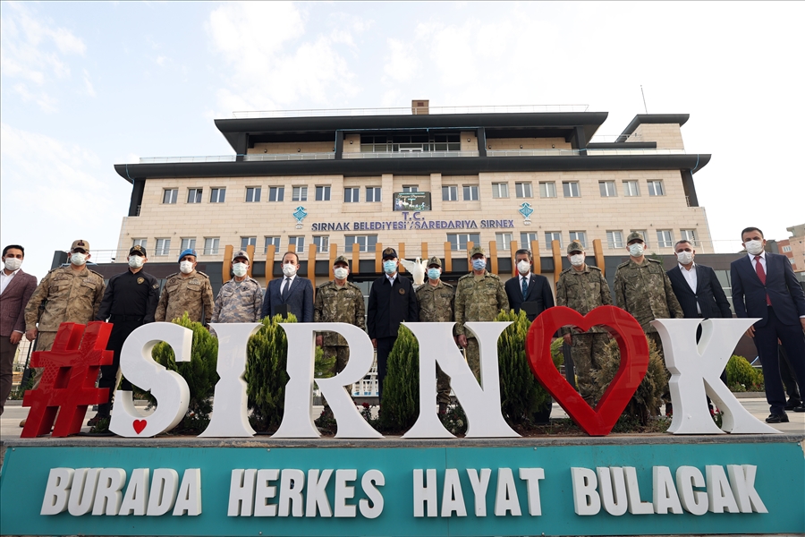 Millî Savunma Bakanı Hulusi Akar ve TSK Komuta Kademesi Bayram Namazını Şırnak’ta Vatandaşlarımızla Beraber Kıldı