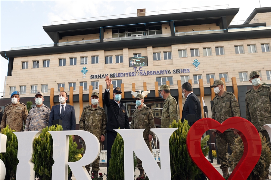 Millî Savunma Bakanı Hulusi Akar ve TSK Komuta Kademesi Bayram Namazını Şırnak’ta Vatandaşlarımızla Beraber Kıldı