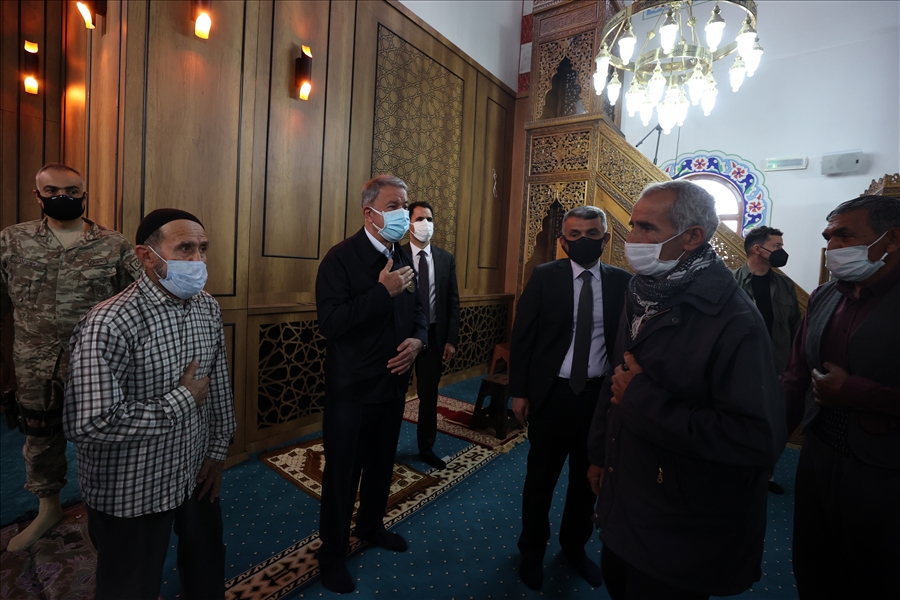 Millî Savunma Bakanı Hulusi Akar ve TSK Komuta Kademesi Bayram Namazını Şırnak’ta Vatandaşlarımızla Beraber Kıldı