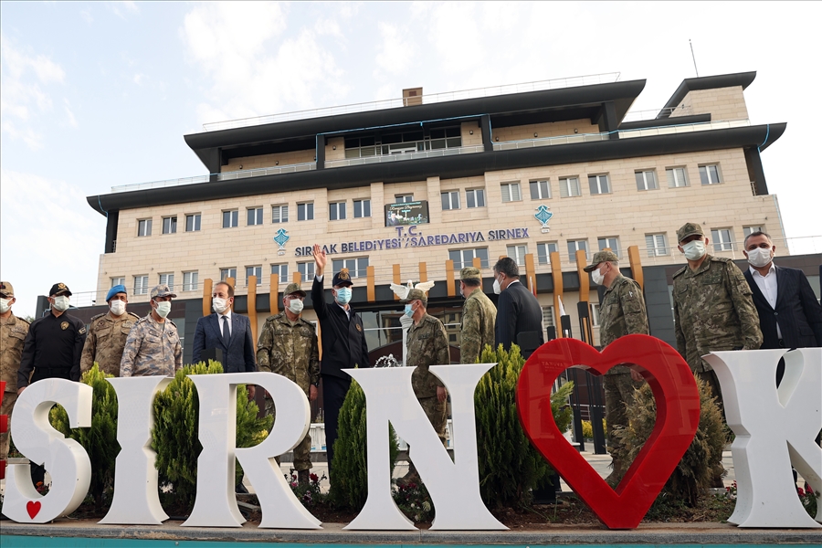 Millî Savunma Bakanı Hulusi Akar ve TSK Komuta Kademesi Bayram Namazını Şırnak’ta Vatandaşlarımızla Beraber Kıldı