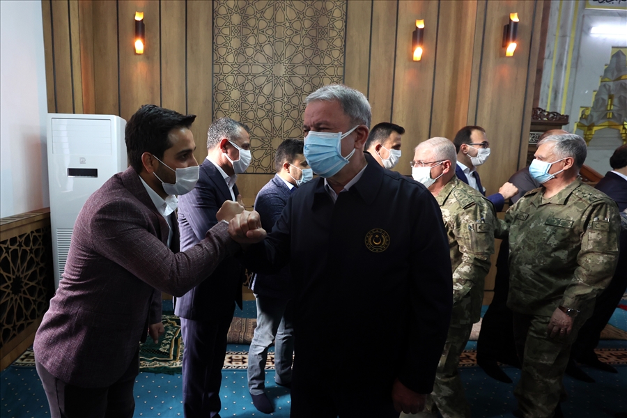 Millî Savunma Bakanı Hulusi Akar ve TSK Komuta Kademesi Bayram Namazını Şırnak’ta Vatandaşlarımızla Beraber Kıldı