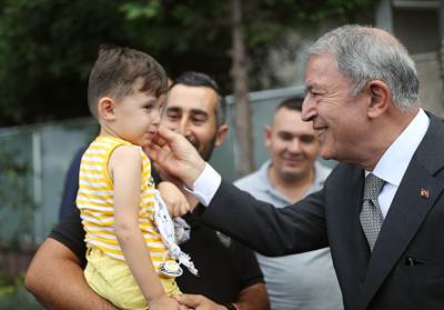 Millî Savunma Bakanı Hulusi Akar, Balıkesir’de Şehit Aileleri ve Gazilerle Bir Araya Geldi