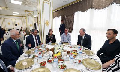 Millî Savunma Bakanı Hulusi Akar, Balıkesir’de Şehit Aileleri ve Gazilerle Bir Araya Geldi
