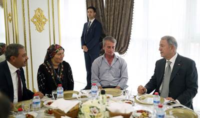 Millî Savunma Bakanı Hulusi Akar, Balıkesir’de Şehit Aileleri ve Gazilerle Bir Araya Geldi
