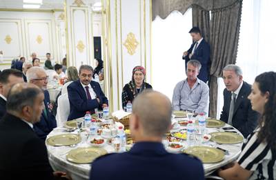 Millî Savunma Bakanı Hulusi Akar, Balıkesir’de Şehit Aileleri ve Gazilerle Bir Araya Geldi