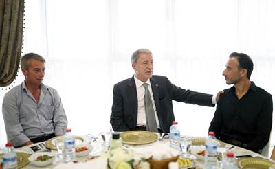 Millî Savunma Bakanı Hulusi Akar, Balıkesir’de Şehit Aileleri ve Gazilerle Bir Araya Geldi