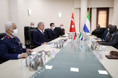 Millî Savunma Bakanı Hulusi  Akar, Sierra Leone Savunma Bakanı Kellie Hassan Conteh ile Bir Araya Geldi