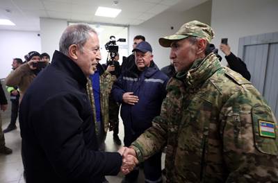 Millî Savunma Bakanı Hulusi Akar, Özbekistanlı Arama-Kurtarma Ekibi ile Hatay’da Bir Araya Geldi