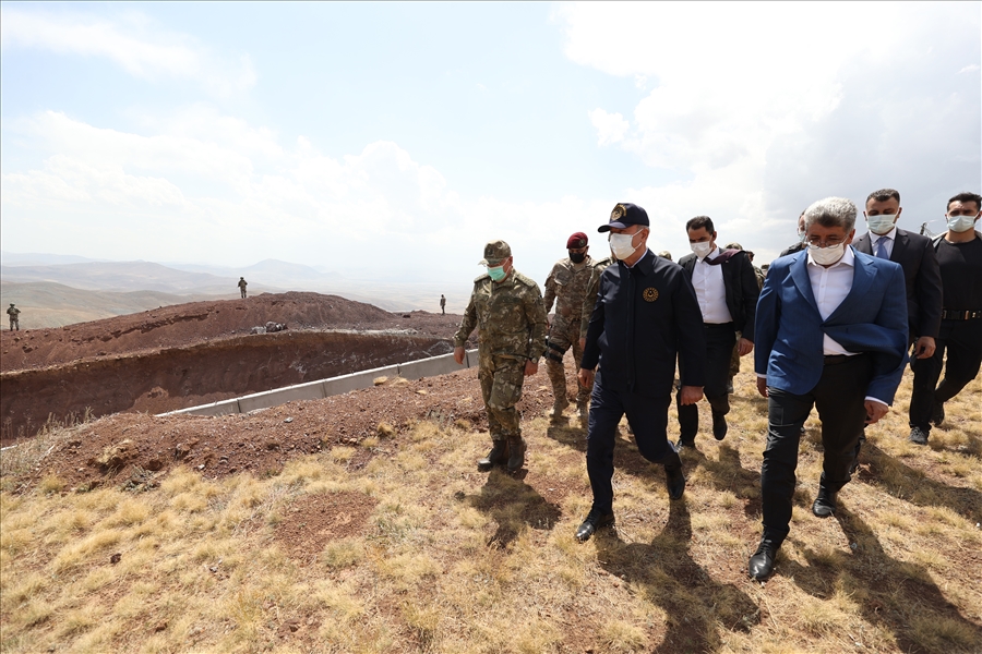 Millî Savunma Bakanı Hulusi Akar, İran Hududunda İnceleme ve Denetlemelerde Bulunuyor