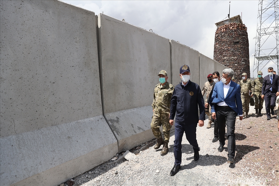 Millî Savunma Bakanı Hulusi Akar, İran Hududunda İnceleme ve Denetlemelerde Bulunuyor
