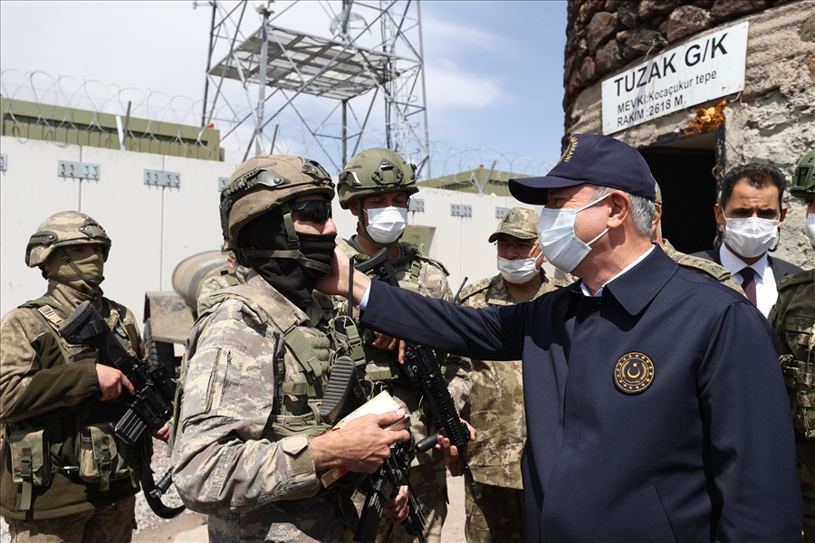 Millî Savunma Bakanı Hulusi Akar, İran Hududunda İnceleme ve Denetlemelerde Bulunuyor
