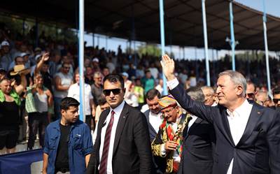 Millî Savunma Bakanı Hulusi Akar, “Geleneksel Kurtdereli Mehmet Pehlivan Güreşleri”ni Seyretti