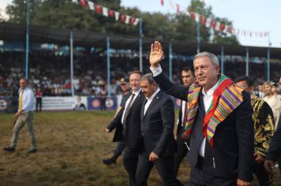 Millî Savunma Bakanı Hulusi Akar, “Geleneksel Kurtdereli Mehmet Pehlivan Güreşleri”ni Seyretti