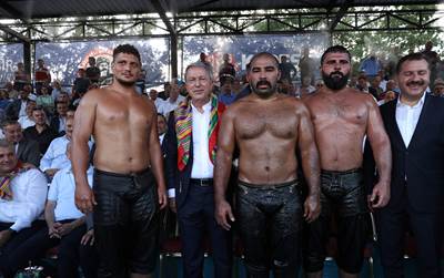 Millî Savunma Bakanı Hulusi Akar, “Geleneksel Kurtdereli Mehmet Pehlivan Güreşleri”ni Seyretti