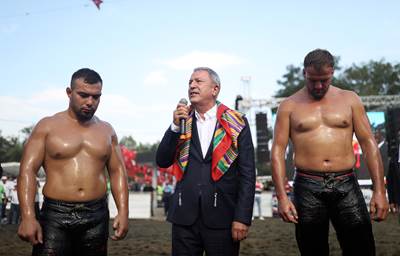 Millî Savunma Bakanı Hulusi Akar, “Geleneksel Kurtdereli Mehmet Pehlivan Güreşleri”ni Seyretti