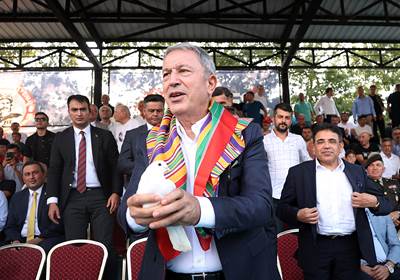 Millî Savunma Bakanı Hulusi Akar, “Geleneksel Kurtdereli Mehmet Pehlivan Güreşleri”ni Seyretti