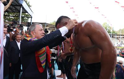 Millî Savunma Bakanı Hulusi Akar, “Geleneksel Kurtdereli Mehmet Pehlivan Güreşleri”ni Seyretti