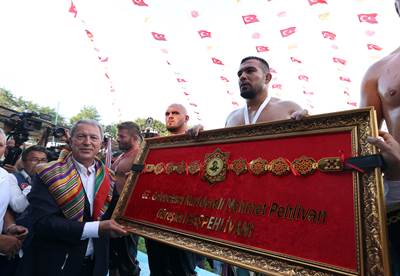 Millî Savunma Bakanı Hulusi Akar, “Geleneksel Kurtdereli Mehmet Pehlivan Güreşleri”ni Seyretti
