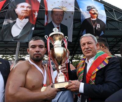 Millî Savunma Bakanı Hulusi Akar, “Geleneksel Kurtdereli Mehmet Pehlivan Güreşleri”ni Seyretti