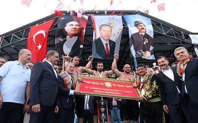 Millî Savunma Bakanı Hulusi Akar, “Geleneksel Kurtdereli Mehmet Pehlivan Güreşleri”ni Seyretti