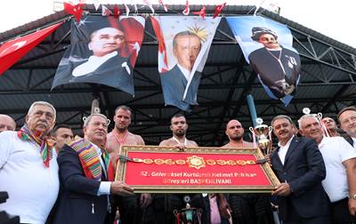 Millî Savunma Bakanı Hulusi Akar, “Geleneksel Kurtdereli Mehmet Pehlivan Güreşleri”ni Seyretti