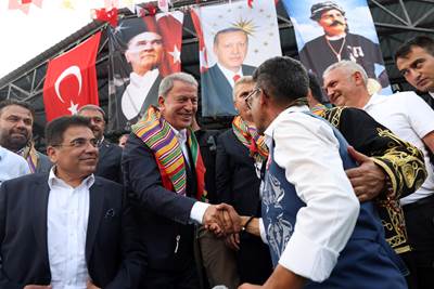 Millî Savunma Bakanı Hulusi Akar, “Geleneksel Kurtdereli Mehmet Pehlivan Güreşleri”ni Seyretti