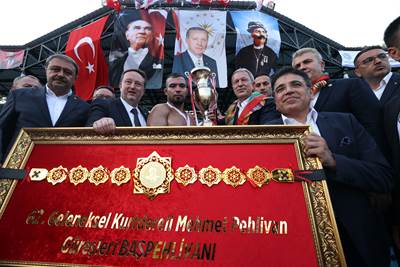 Millî Savunma Bakanı Hulusi Akar, “Geleneksel Kurtdereli Mehmet Pehlivan Güreşleri”ni Seyretti
