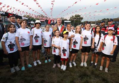 Millî Savunma Bakanı Hulusi Akar, “Geleneksel Kurtdereli Mehmet Pehlivan Güreşleri”ni Seyretti