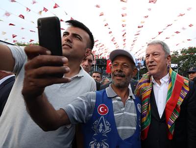 Millî Savunma Bakanı Hulusi Akar, “Geleneksel Kurtdereli Mehmet Pehlivan Güreşleri”ni Seyretti