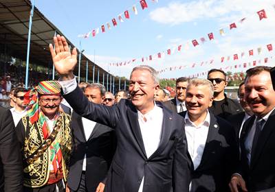 Millî Savunma Bakanı Hulusi Akar, “Geleneksel Kurtdereli Mehmet Pehlivan Güreşleri”ni Seyretti