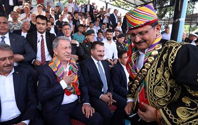 Millî Savunma Bakanı Hulusi Akar, “Geleneksel Kurtdereli Mehmet Pehlivan Güreşleri”ni Seyretti