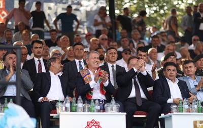 Millî Savunma Bakanı Hulusi Akar, “Geleneksel Kurtdereli Mehmet Pehlivan Güreşleri”ni Seyretti