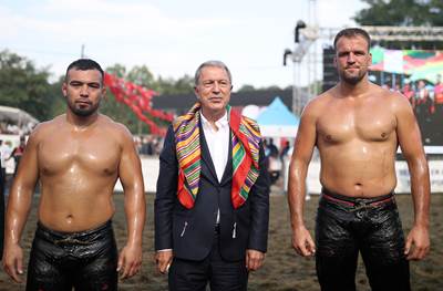 Millî Savunma Bakanı Hulusi Akar, “Geleneksel Kurtdereli Mehmet Pehlivan Güreşleri”ni Seyretti