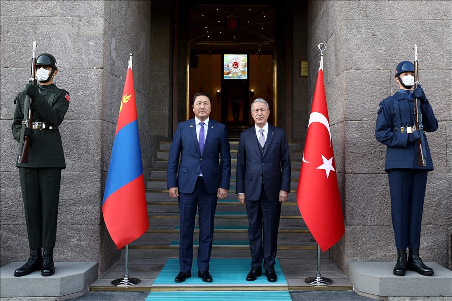 Millî Savunma Bakanı Hulusi Akar, Moğolistan Savunma Bakanı Saikhanbayar Gürsed ile Görüştü 