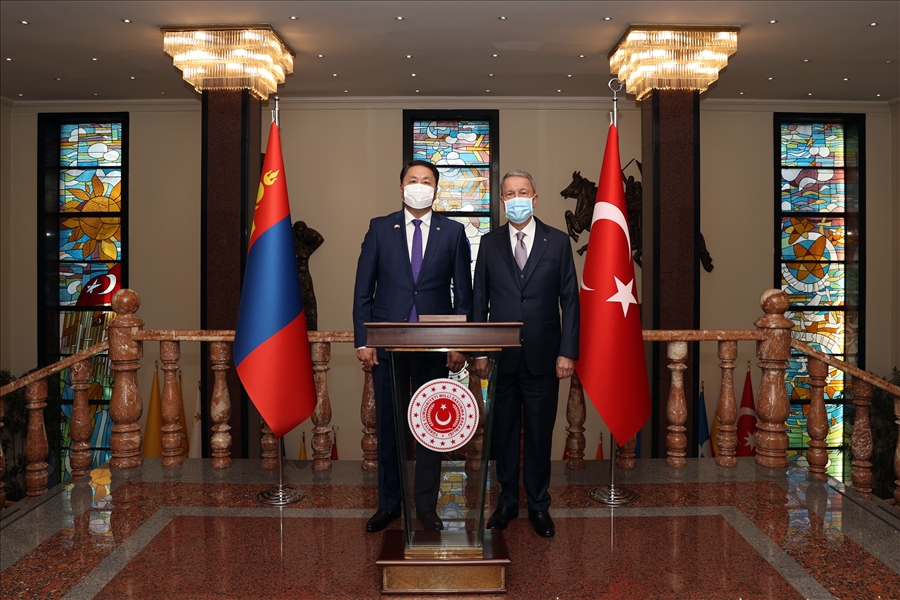 Millî Savunma Bakanı Hulusi Akar, Moğolistan Savunma Bakanı Saikhanbayar Gürsed ile Görüştü 