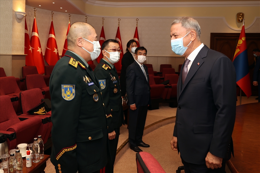 Millî Savunma Bakanı Hulusi Akar, Moğolistan Savunma Bakanı Saikhanbayar Gürsed ile Görüştü 