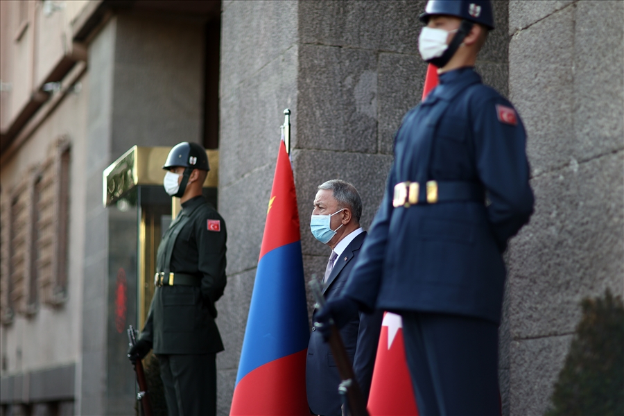 Millî Savunma Bakanı Hulusi Akar, Moğolistan Savunma Bakanı Saikhanbayar Gürsed ile Görüştü 