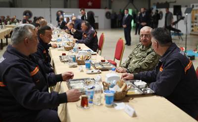 Cumhurbaşkanımız Sn. Erdoğan, İstanbul Tersanesi Komutanlığında Görevli İşçilerimizle İftarda Bir Araya Geldi