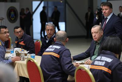 Cumhurbaşkanımız Sn. Erdoğan, İstanbul Tersanesi Komutanlığında Görevli İşçilerimizle İftarda Bir Araya Geldi