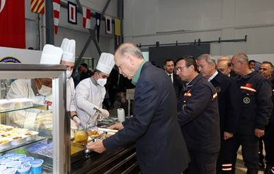 Cumhurbaşkanımız Sn. Erdoğan, İstanbul Tersanesi Komutanlığında Görevli İşçilerimizle İftarda Bir Araya Geldi