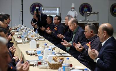 Cumhurbaşkanımız Sn. Erdoğan, İstanbul Tersanesi Komutanlığında Görevli İşçilerimizle İftarda Bir Araya Geldi