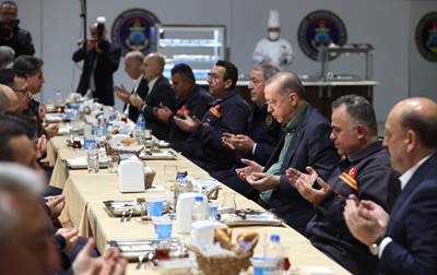 Cumhurbaşkanımız Sn. Erdoğan, İstanbul Tersanesi Komutanlığında Görevli İşçilerimizle İftarda Bir Araya Geldi