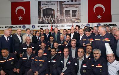 Cumhurbaşkanımız Sn. Erdoğan, İstanbul Tersanesi Komutanlığında Görevli İşçilerimizle İftarda Bir Araya Geldi