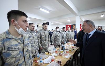 Millî Savunma Bakanı Hulusi Akar ve TSK Komuta Kademesi Kayseri’de Şehit Ailelerimiz, Gazilerimiz ve İşçilerimizle İftar Yaptı
