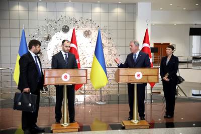 Millî Savunma Bakanı Hulusi Akar ve Ukrayna Altyapı Bakanı Oleksandr Kubrakov, Müşterek Koordinasyon Merkezini Ziyaret Etti  