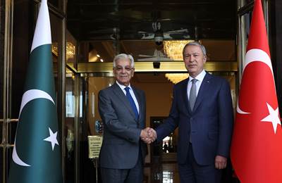 Millî Savunma Bakanı Hulusi Akar, Pakistan Savunma Bakanı Khawaja Muhammed Asif ile Bir Araya Geldi